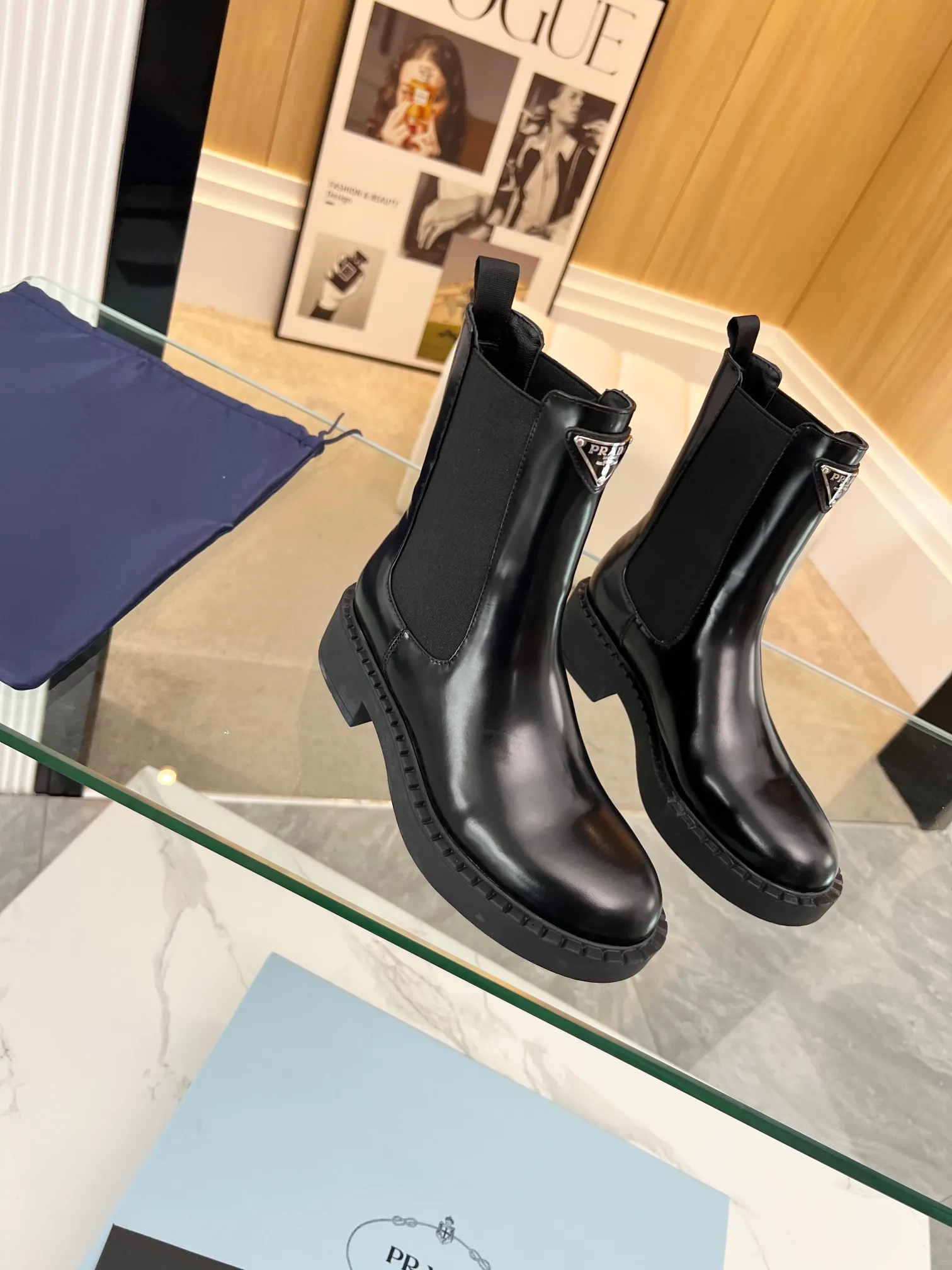 👟👟Ex-factory price 640👟👟 Top quality🔝2023 SSS launches Prada short boots series🌲🌲 🆚🆚🆚 💥PRADA's early autumn and winter T-stage catwalk show is the same style as "Dreams never sleep". Prada can use it on important occasions. The fresh style has a little extravagant feeling, and it is perfect on the feet. 💃💃Wear it with these shoes. Elegant, crystal clear, and various accessories and materials are exclusively customized one-to-one, so that there is no distance from the original version. The entire series is a combination of exciting and unexpected elements, allowing you to appreciate the ever-changing style of the Prada girl. 1⃣ Upper: Imported calfskin 🔴Cow patent leather ����Open edge beaded cowhide 🔴Inner lining: Imported sheepskin lining 3⃣Outsole: Original Italian outsole Color supply, code number 35-41